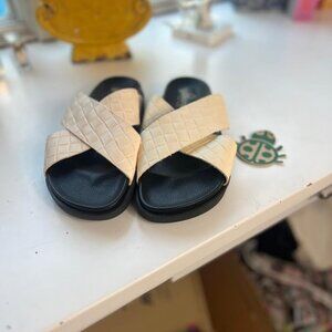 NWT Yokono Cream Basket Weave Leather Slides - Size 9